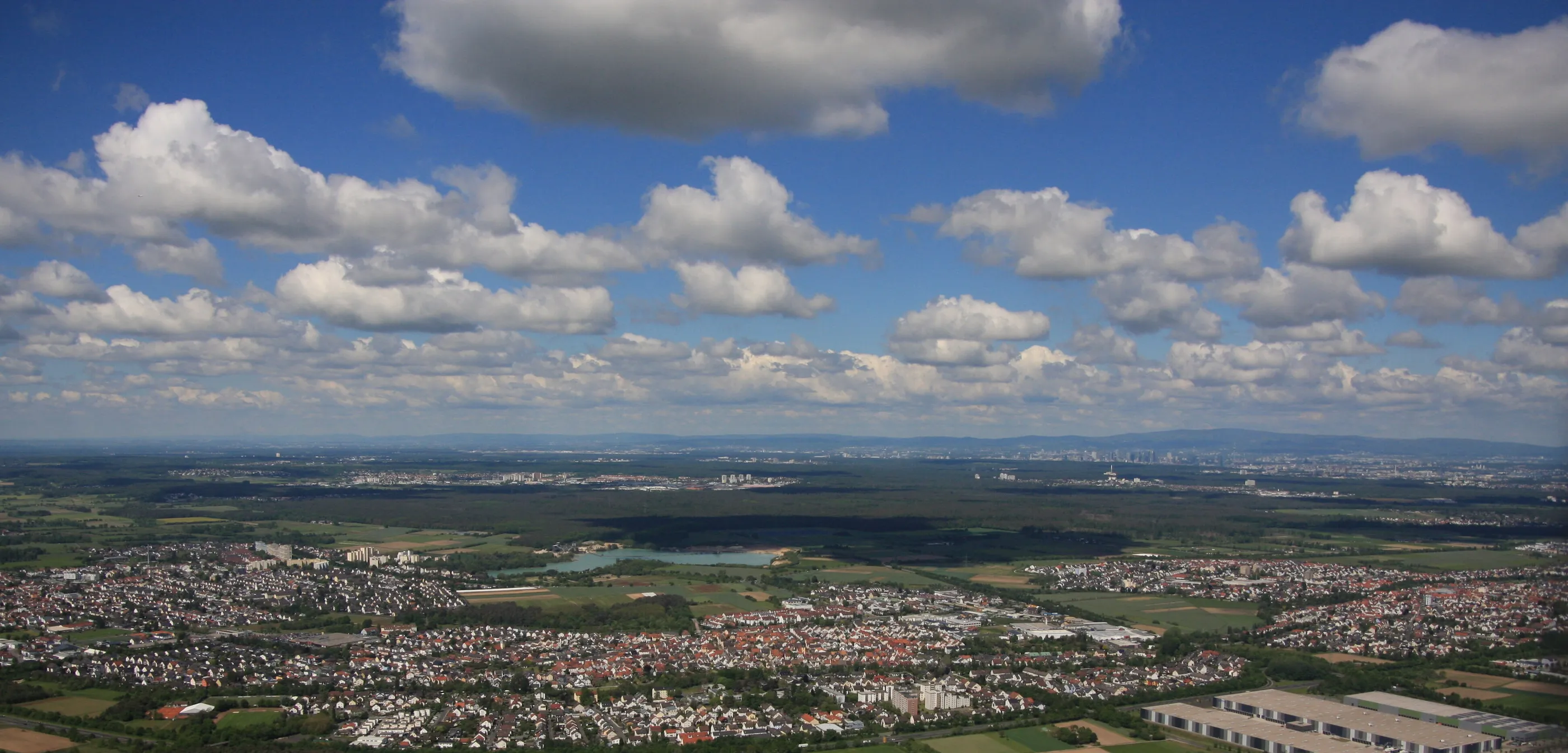 Luftbild über das Rhein-Main-Gebiet, am Horizont die Frankfurter Skyline und der Taunus